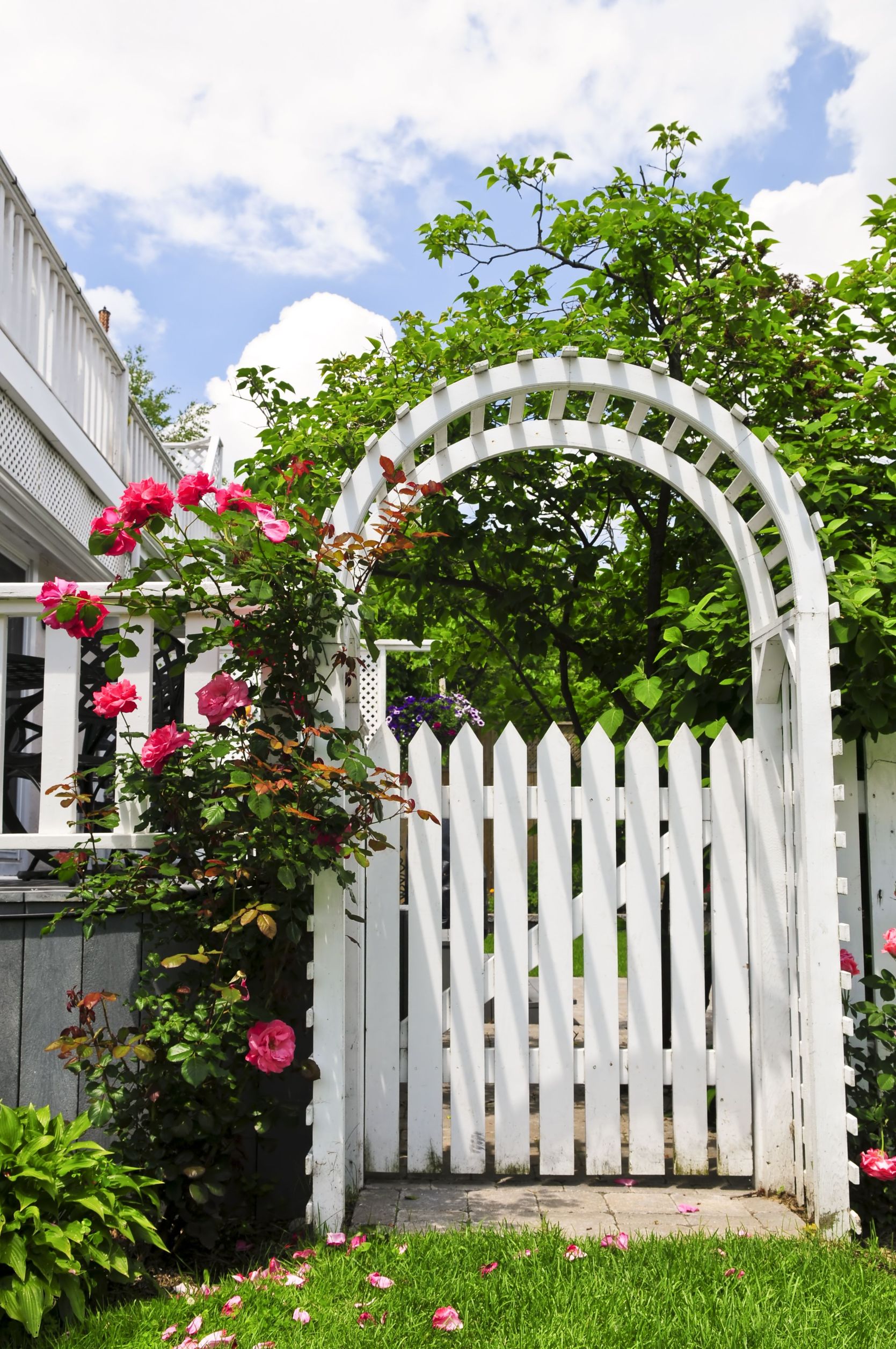 How Wood Fencing in Christiansburg, VA Benefits Homeowners